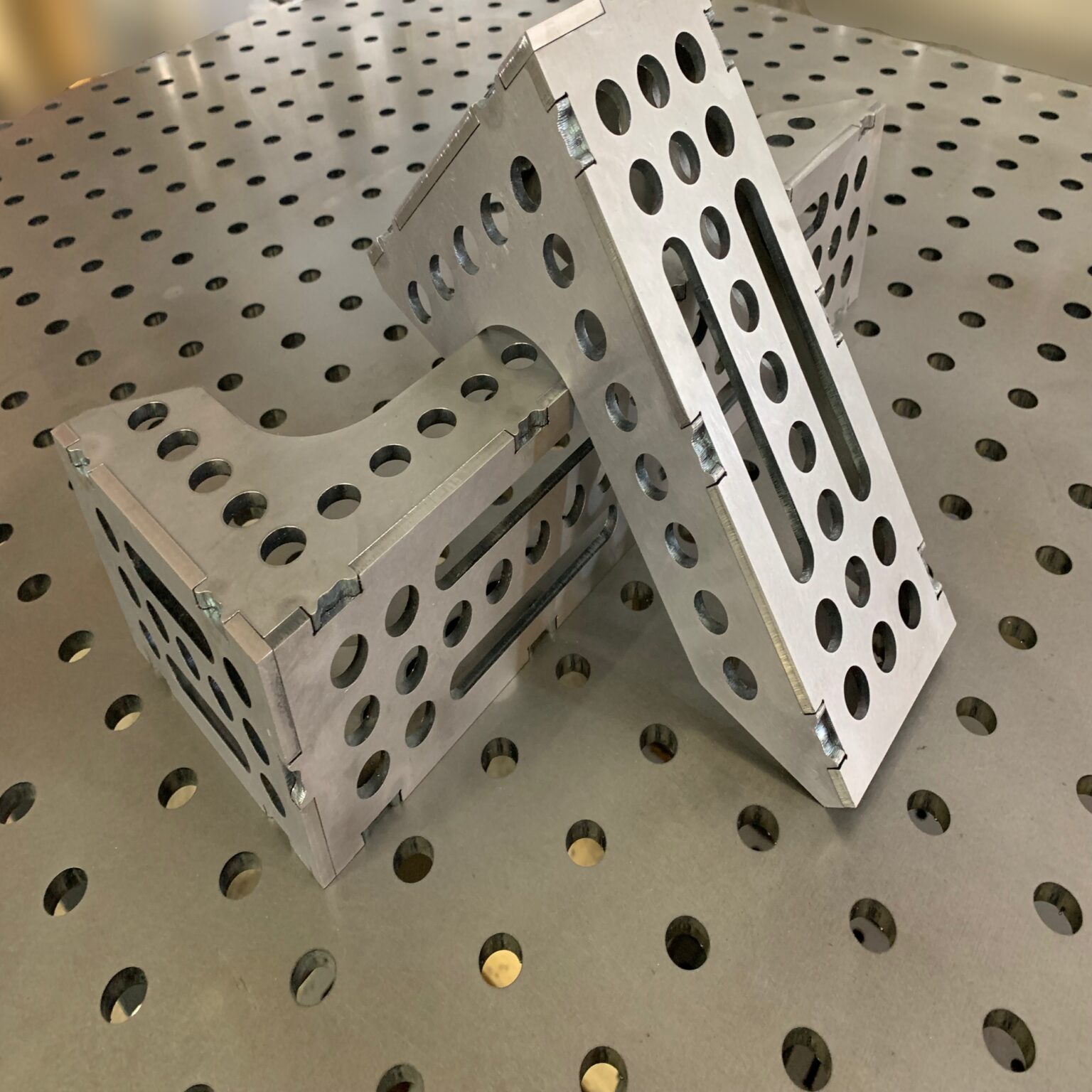 2 Schnellspann-Halteklammern Für Werkbank – Max. 160 Mm Spannweite, Für 16-mm-Löcher, Metall