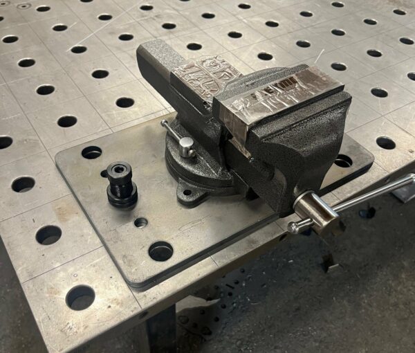Schraubstock 125 mm inkl. Adapterplatte und Kugelspannbolzen