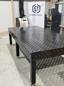 Schweißtisch mit Lochraster und Spannsystem zum präzisen Fixieren eines Metallrahmens