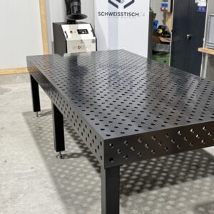 Schweißtisch mit Lochraster und Spannsystem zum präzisen Fixieren eines Metallrahmens