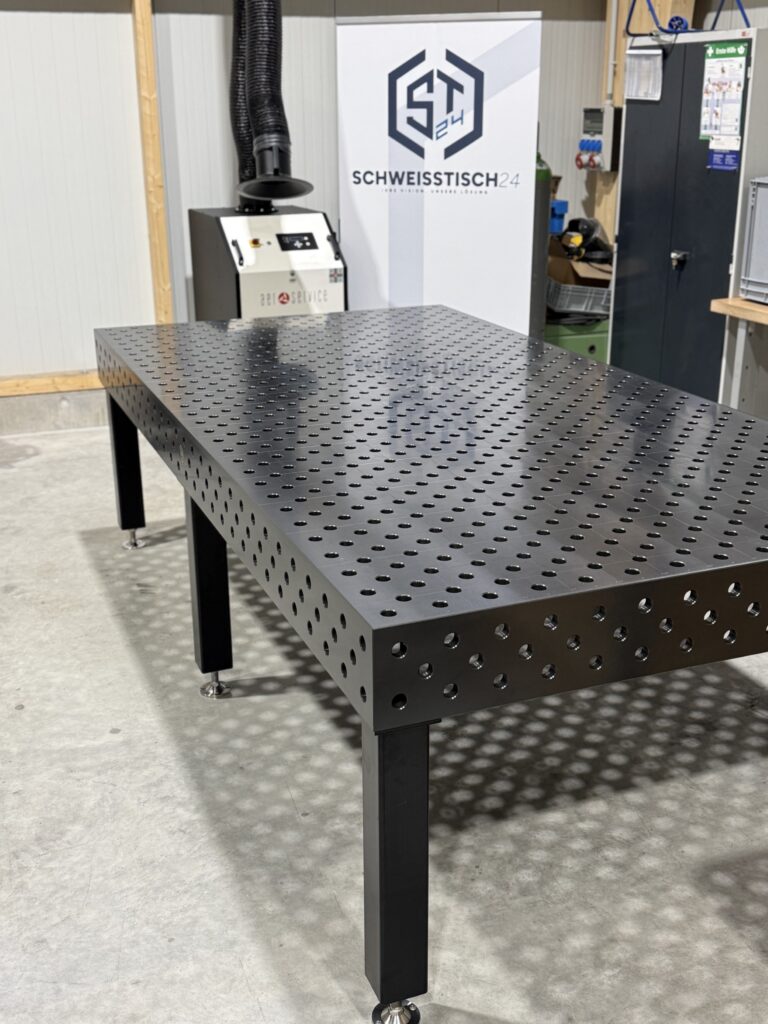 Schweißtisch mit Lochraster und Spannsystem zum präzisen Fixieren eines Metallrahmens