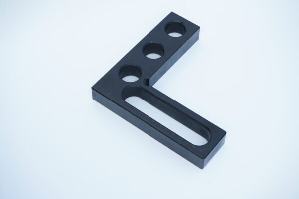 Winkelanschlag für einen Schweißtisch mit dem Lochsystem 28mm, Abmessungen 175x175mm im 90° grad Winkel