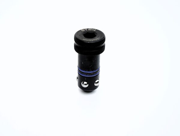 Kugelspannbolzen für das Lochsystem 28mm, mit einem Spannbereich von 50mm.