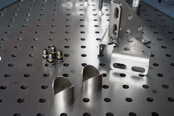 Detailansicht Kugelspannbolzen 16mm, Spannbereich 12mm für Schweißtische mit dem Lochsystem D16.