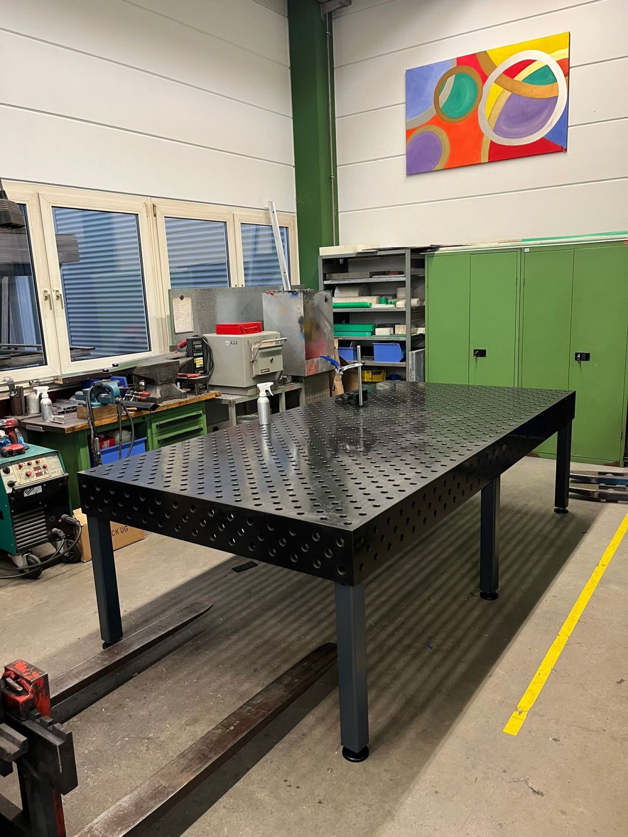 Plasmanitrierter Schweißtisch in einer Werkshalle der Firma Munk GmbH in der Größe 3.000x1.500mm mit Lochsystem 28mm